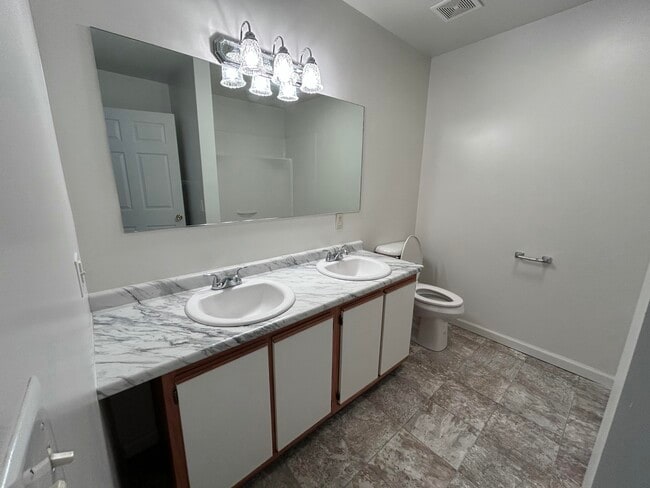 Building Photo - 10 Driftwood Cir