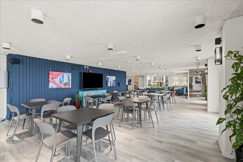 Building Photo - 6033 N Sheridan Rd