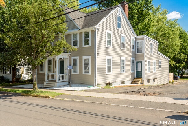 Building Photo - 163 College St