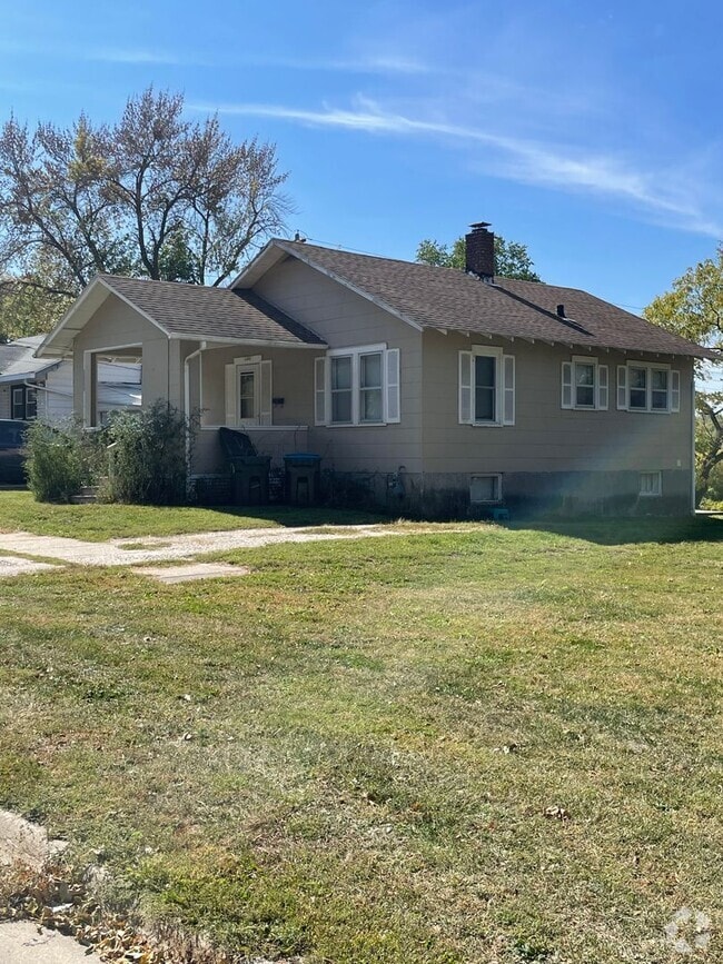 Building Photo - One bedroom house, newer flooring $650 per...