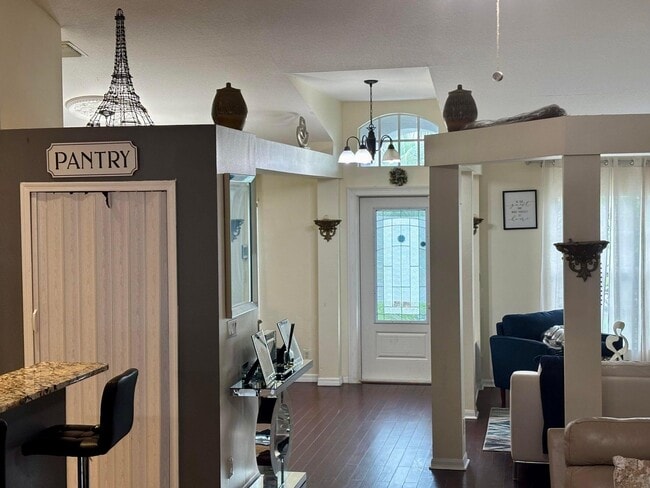 Building Photo - 981 SW McComkle Ave