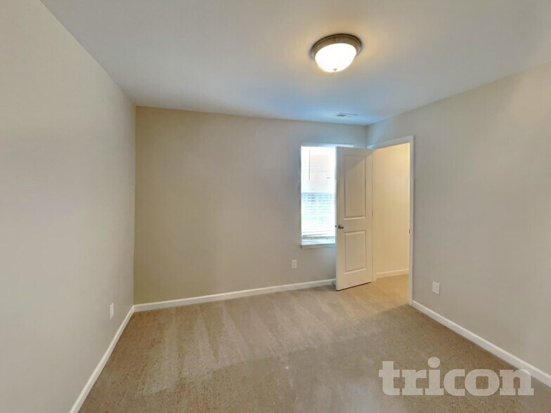 Building Photo - 319 Wyburn Pl