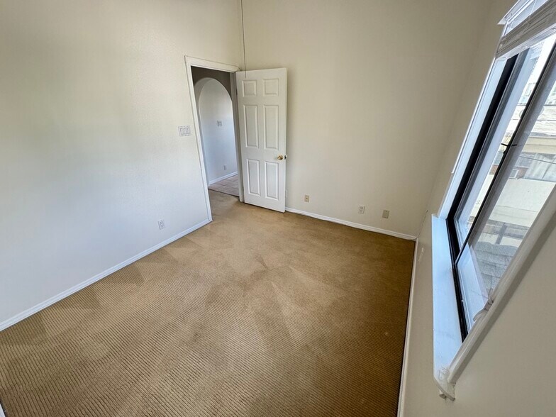 Building Photo - 1341 N Bronson Ave