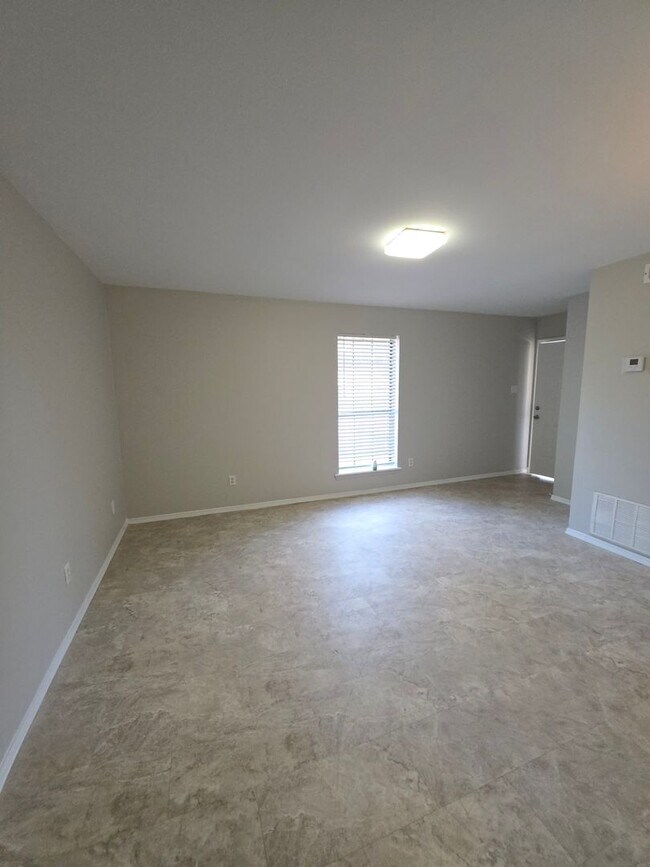 Building Photo - 600-604 East 7th