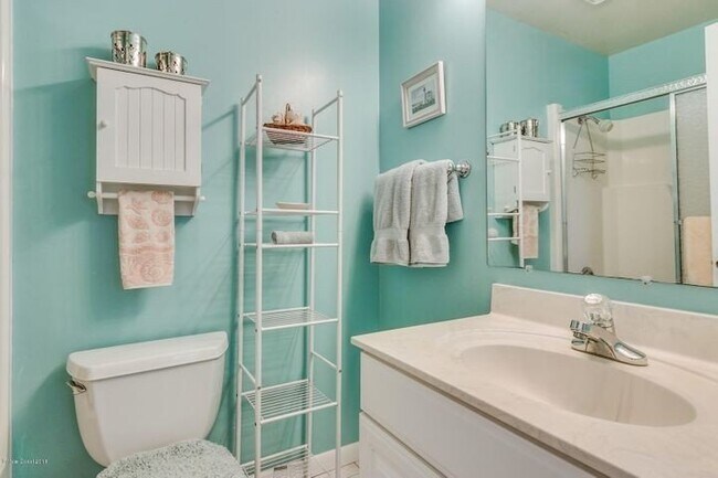 Building Photo - Beautiful Townhome Walking Distance to the...
