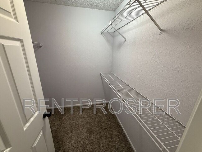 Building Photo - 3944 Versailles Dr