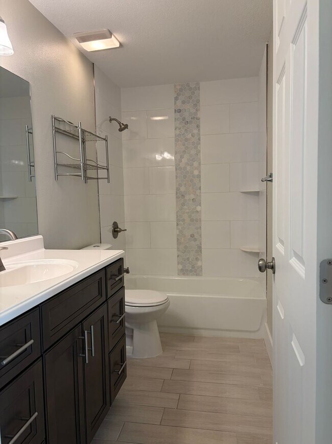 Building Photo - Refreshed North St Pete 4 Bedroom Home