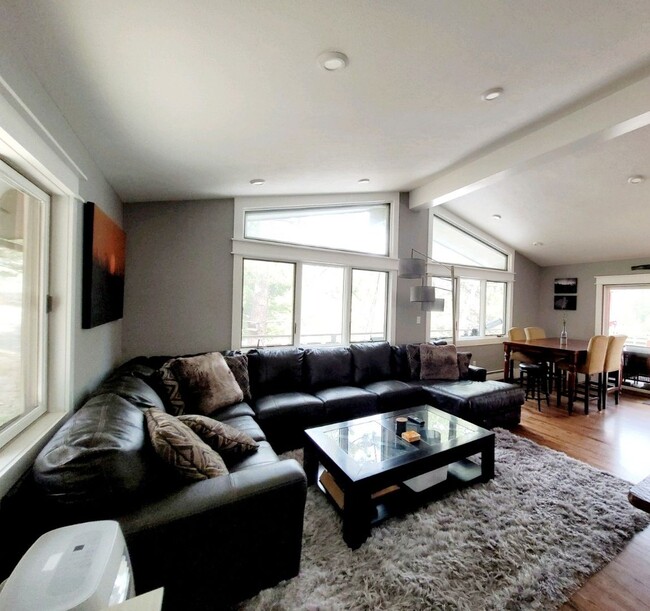 Building Photo - Executive Rental Fully Furnished PERFECT G...