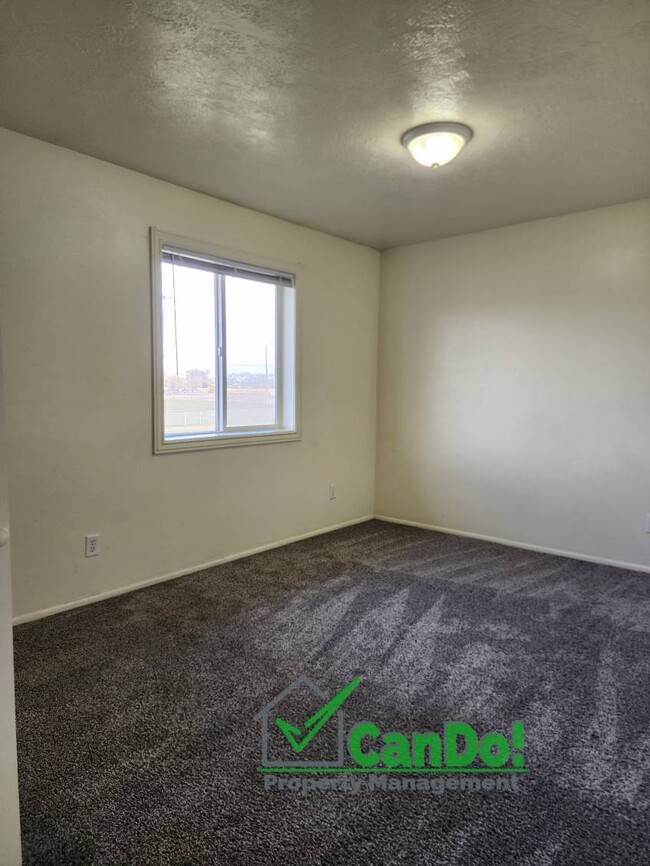 Building Photo - Now Available! Updated 3 bedroom, 1 bathro...