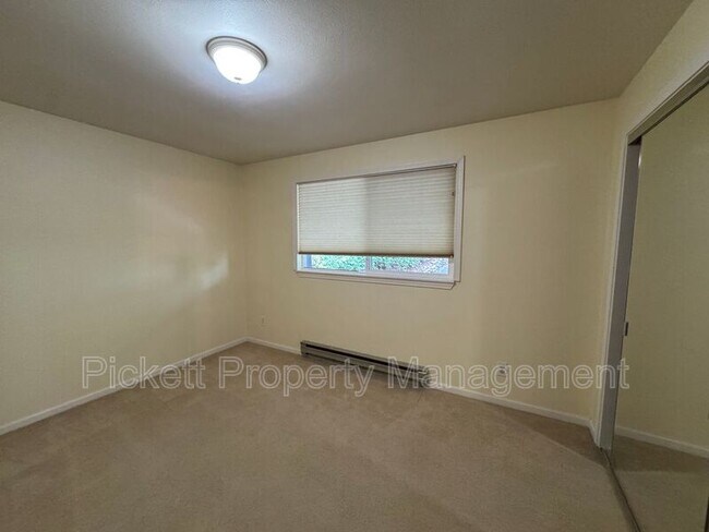 Building Photo - 414 Kingsway NW