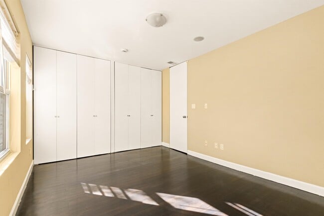 Building Photo - 526 Manila Ave