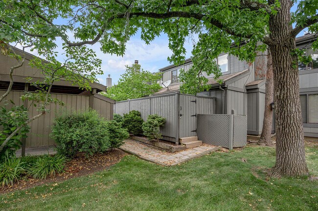 Building Photo - 500 Laketower Dr