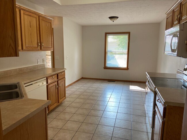 Building Photo - Great 3 BR, 2 Bath, 2 Car Garage Ranch located in SW Springfield.