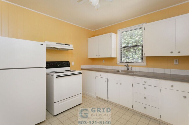 Building Photo - 2 Bedroom Home Available in Southeast Port...