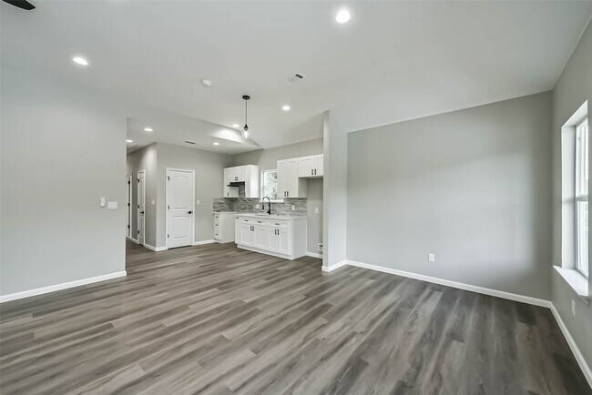 Building Photo - 3007 Bringhurst St