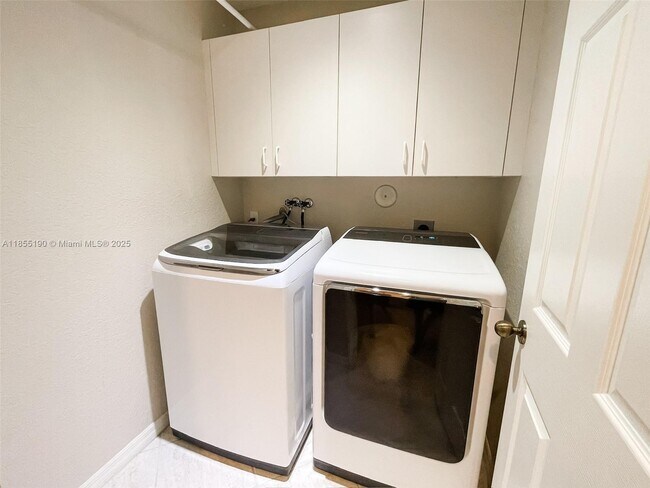 Building Photo - 686 Maplewood Ct