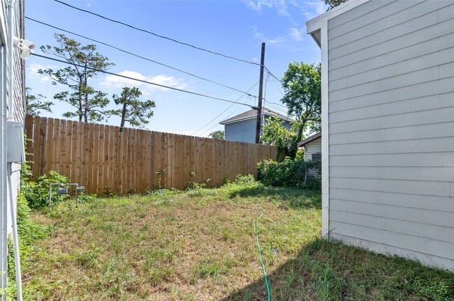 Building Photo - 3853 Rosedale St