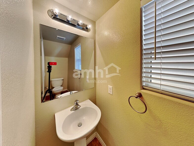 Building Photo - 7269 Vinca Rd