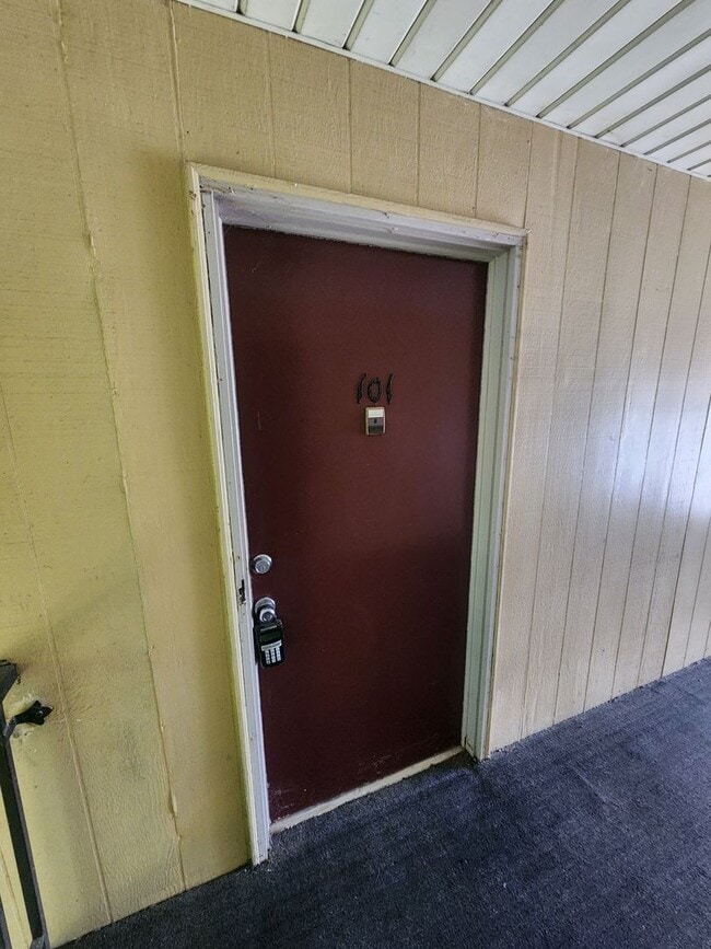 Building Photo - Lovely 1 bedroom 1 bath 2nd floor condo wi...