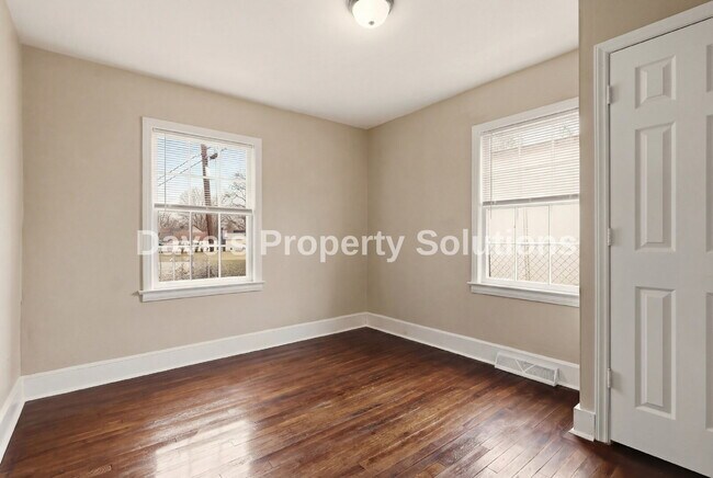 Building Photo - Beautifully updated and ready for its new tenants!