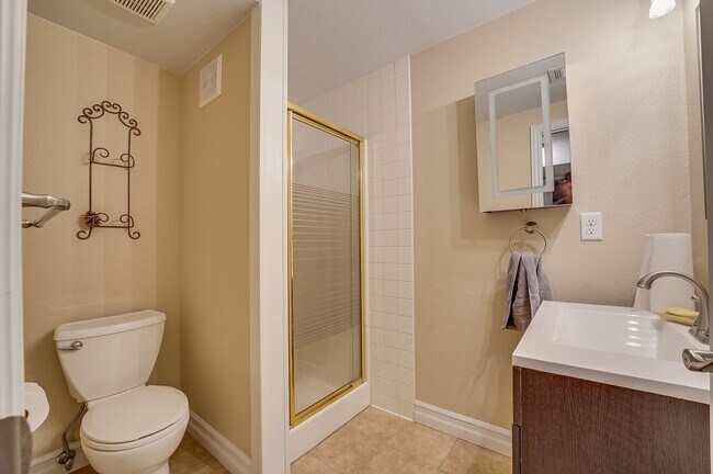 Building Photo - Cute 3 Bedroom 2 Bathroom Home