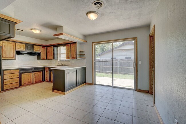 Building Photo - Nice 4 Bed 1.5 Baths Located near Tinker Diagonal