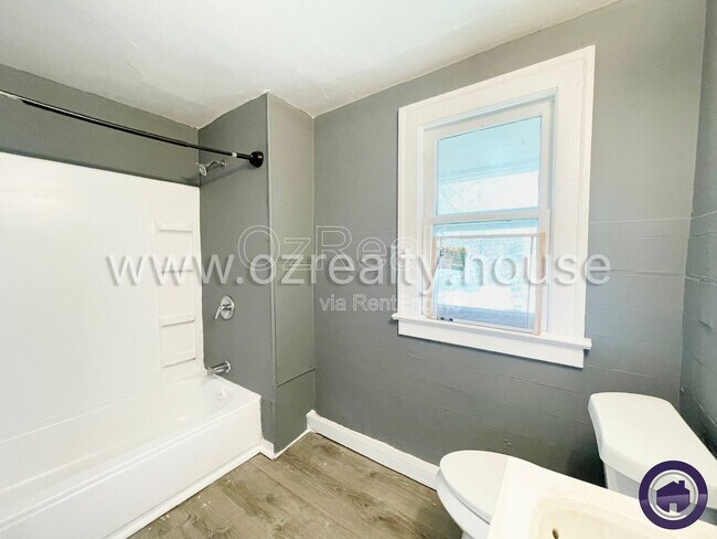 Building Photo - 1402 Prouty Ave