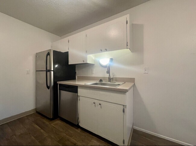 Building Photo - **FREE FIRST MONTH'S RENT** Spacious Top Floor Unit~ Great Natural Light~ Updated with Great Stor...