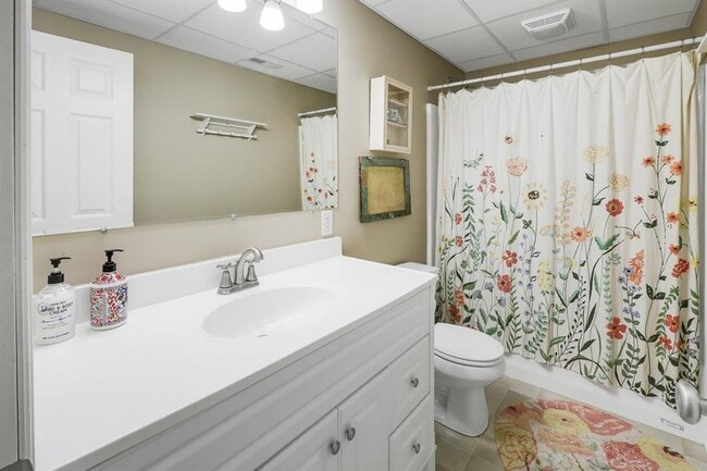 Building Photo - Spacious 5-Bedroom Retreat for Rent – Priv...