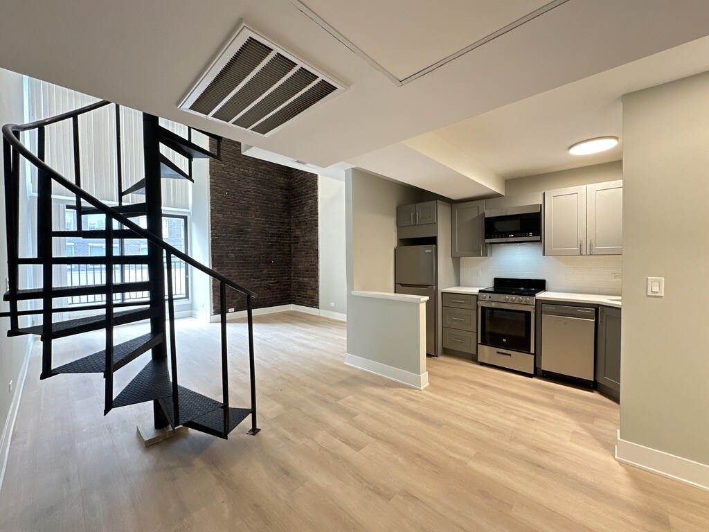 Building Photo - 1220 N La Salle Dr