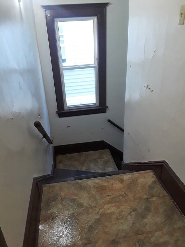 Building Photo - Recently Updated 2 Bedroom Upper Duplex wi...