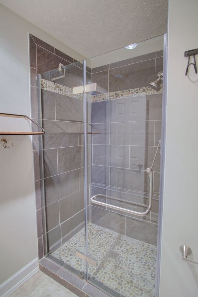 Building Photo - 3 Bed / 2.5 Bath.  Pet Friendly. Garage.