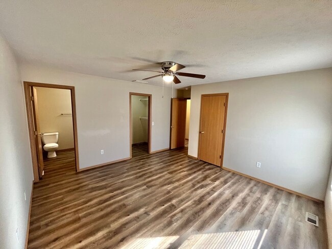 Building Photo - 2 bedroom 2 bath duplex in Clever!