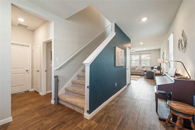 Building Photo - 205 Strand Ln