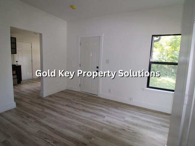 Building Photo - Nicely renovated 3 BR 1 BA House with Central Air (SECTION 8 APPROVED)