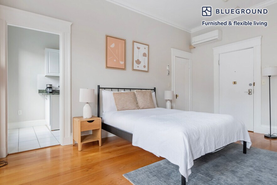 Building Photo - 232 Newbury St