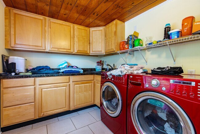 Building Photo - Virginia Park Gem, Renovated 3 Bed, 2 Car Garage, Large Private Backyard