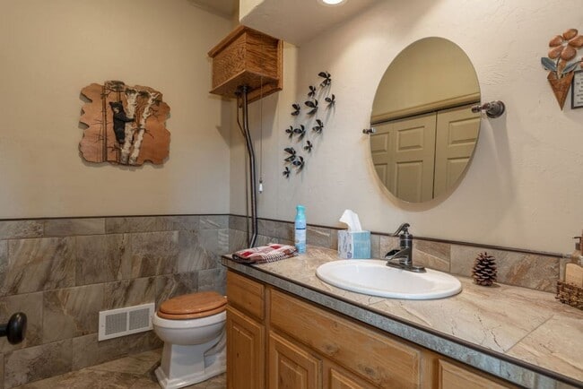Building Photo - Powder Valley Townhome with Garage