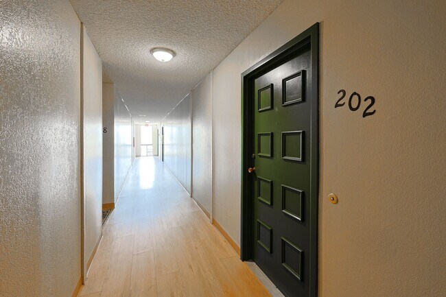 Building Photo - 1 Bed / 1 Bath Condo Near Cowles Mountain – Move-In Special!