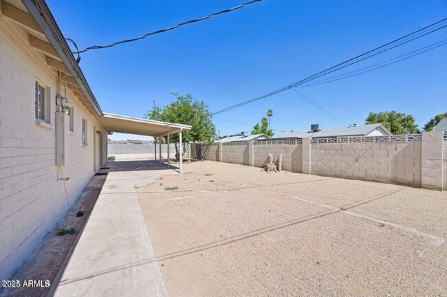 Building Photo - 1532 W 6th St