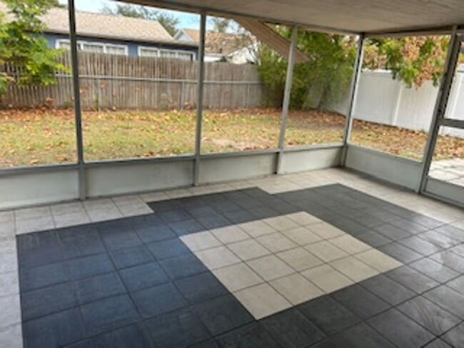 Building Photo - Beautiful 2/2 Available now!