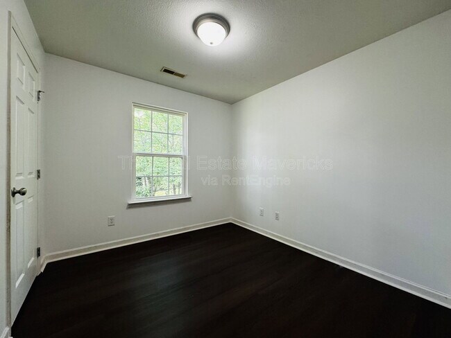 Building Photo - 4609 Kirkland Ave