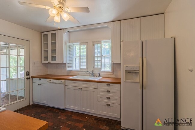 Building Photo - Spacious home close to KSU Campus!