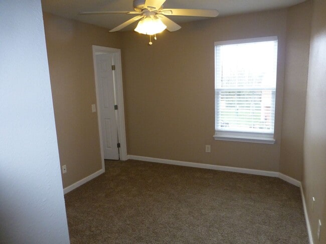 Building Photo - Stewarts Landing Neighborhood, Easy access...