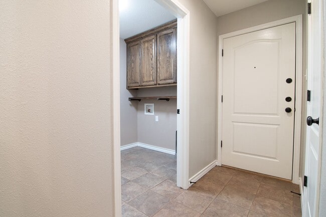 Building Photo - 5710 Llano Ct