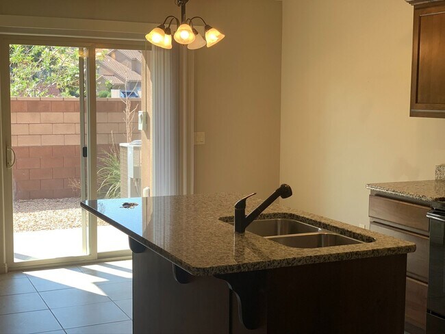 Building Photo - Great Fossil Hills Townhouse!