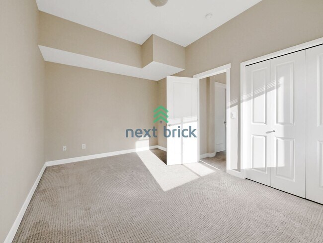 Building Photo - 5 Bed and 3.5 Bath Single-family Home is A...