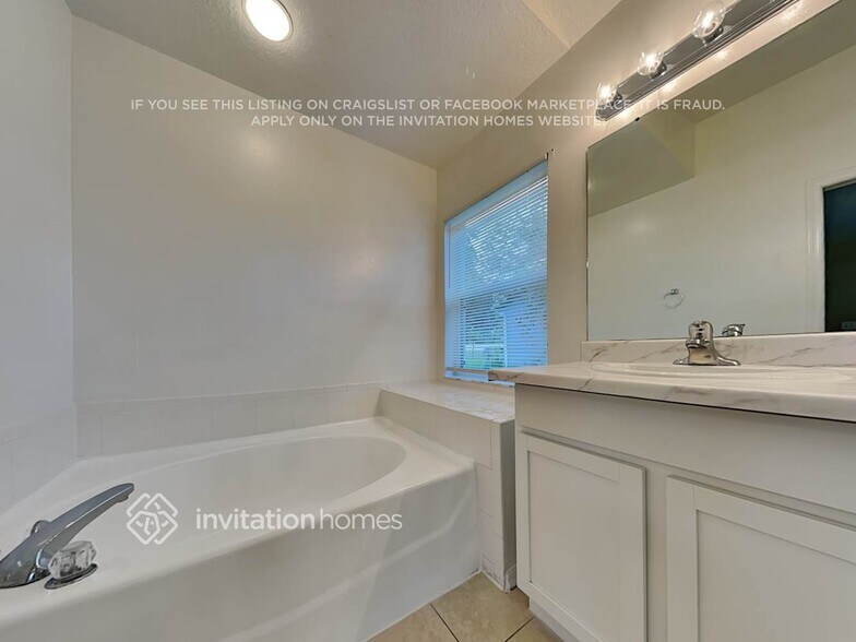 Building Photo - 10109 Deepbrook Dr