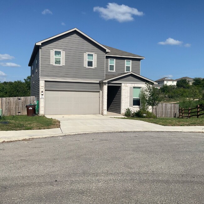 Building Photo - New beautiful 3/2.5 home with Office