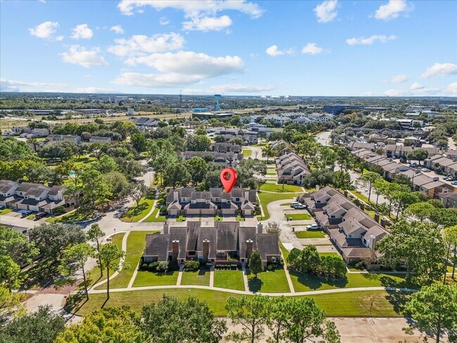 Building Photo - 16532 Holly Trail Dr